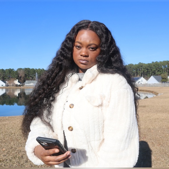 Meet Your Posher |Lola Green - Picture 2 of 3